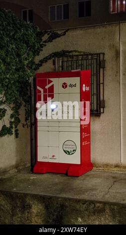 Prag, Tschechische republik - 13. Oktober 2023: Abholung der DPD-Box bei Nacht Stockfoto