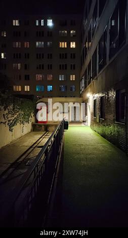 Prag, Tschechische republik - 13. Oktober 2023: Abholung der DPD-Box bei Nacht Stockfoto