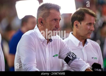 Valencia, Spanien. August 2024. VALENCIA, SPANIEN – 17. AUGUST: Carlos Martinez, Kommentator der LaLiga, spricht vor dem LaLiga EA Sports Spiel zwischen Valencia CF und FC Barcelona im Mestalla Stadium am 17. August 2024 in Valencia. (Foto von Jose Torres/Photo Players Images/Magara Press) Credit: Magara Press SL/Alamy Live News Stockfoto