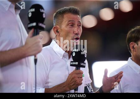 Valencia, Spanien. August 2024. VALENCIA, SPANIEN – 17. AUGUST: Carlos Martinez, Kommentator der LaLiga, spricht vor dem LaLiga EA Sports Spiel zwischen Valencia CF und FC Barcelona im Mestalla Stadium am 17. August 2024 in Valencia. (Foto von Jose Torres/Photo Players Images/Magara Press) Credit: Magara Press SL/Alamy Live News Stockfoto