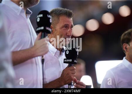 Valencia, Spanien. August 2024. VALENCIA, SPANIEN – 17. AUGUST: Carlos Martinez, Kommentator der LaLiga, spricht vor dem LaLiga EA Sports Spiel zwischen Valencia CF und FC Barcelona im Mestalla Stadium am 17. August 2024 in Valencia. (Foto von Jose Torres/Photo Players Images/Magara Press) Credit: Magara Press SL/Alamy Live News Stockfoto