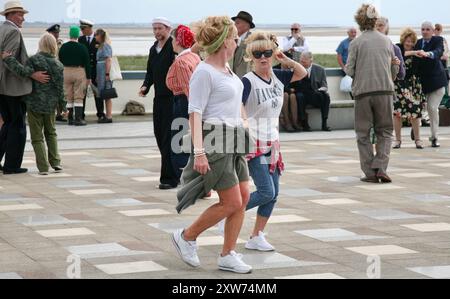 Tanz auf der Promenade in Lytham St Annes, Lancashire, Großbritannien, Europa während des Kriegsfestes 2024 Stockfoto