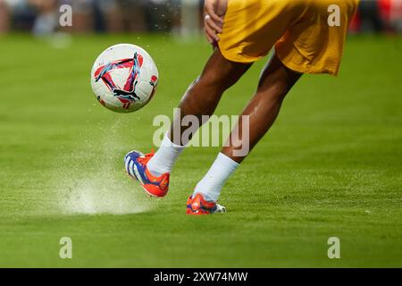 Valencia, Spanien. August 2024. VALENCIA, SPANIEN - 17. AUGUST: La Liga-Ball beim LaLiga EA Sports Spiel zwischen Valencia CF und FC Barcelona im Mestalla Stadium am 17. August 2024 in Valencia, Spanien. (Foto von Jose Torres/Photo Players Images/Magara Press) Credit: Magara Press SL/Alamy Live News Stockfoto