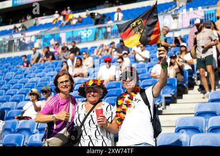 Lyon, Frankreich. August 2024. Die Fans Deutschlands sind vor den Olympischen Spielen 2024 in Paris im französischen Stade de Lyon zu sehen. (Foto: Daniela Porcelli/Sports Press Photo/C - EINE STUNDE FRIST - FTP NUR AKTIVIEREN, WENN BILDER WENIGER ALS EINE STUNDE ALT SIND - Alamy) Credit: SPP Sport Press Photo. /Alamy Live News Stockfoto