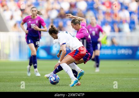 Lyon, Frankreich. August 2024. Kampf um den Ball während der Olympischen Spiele Paris 2024 Halbfinalspiel der Frauen zwischen den Vereinigten Staaten und Deutschland im Stade de Lyon in Lyon, Frankreich. (Foto: Daniela Porcelli/Sports Press Photo/C - EINE STUNDE FRIST - FTP NUR AKTIVIEREN, WENN BILDER WENIGER ALS EINE STUNDE ALT SIND - Alamy) Credit: SPP Sport Press Photo. /Alamy Live News Stockfoto