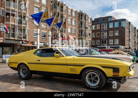 Loosduinen, den Haag, Niederlande - 29. Juni 2024: Yellow mach 1 mustang-klassischer Muscle Car bei einer Ausstellung im Freien Stockfoto