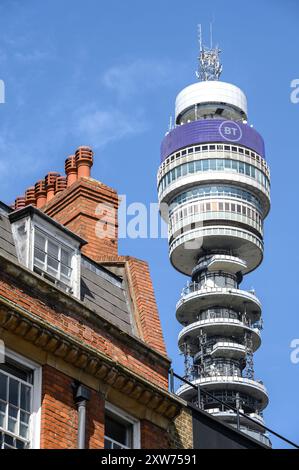 London, Großbritannien. BT Tower (1964 - früher Post Office Tower) in Fitzrovia, von der Foley Street aus gesehen Stockfoto