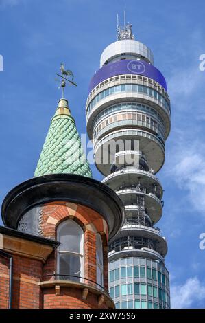 London, Großbritannien. BT Tower (1964 - früher Post Office Tower) in Fitzrovia, von der Foley Street aus gesehen mit dem Turm des King and Queen Pub Stockfoto