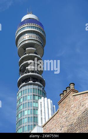 London, Großbritannien. BT Tower (1964 - früher Post Office Tower) in Fitzrovia, von der Foley Street aus gesehen Stockfoto