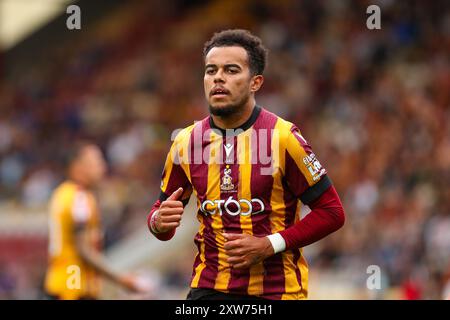 The University of Bradford Stadium, Bradford, England - 17. August 2024 Tyreik Wright (17) aus Bradford City - während des Spiels Bradford City gegen Salford City, Sky Bet League Two, 2024/25, The University of Bradford Stadium, Bradford, England - 17. August 2024 Credit: Mathew Marsden/WhiteRosePhotos/Alamy Live News Stockfoto