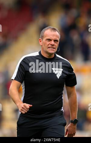 The University of Bradford Stadium, Bradford, England - 17. August 2024 Schiedsrichter Geoff Eltringham - vor dem Spiel Bradford City gegen Salford City, Sky Bet League Two, 2024/25, University of Bradford Stadium, Bradford, England - 17. August 2024 Credit: Mathew Marsden/WhiteRosePhotos/Alamy Live News Stockfoto