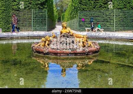 VERSAILLES, FRANKREICH - 12. MAI 2013: Dies ist einer der Brunnen des bousquet, der den Park von Versailles bildet. Stockfoto