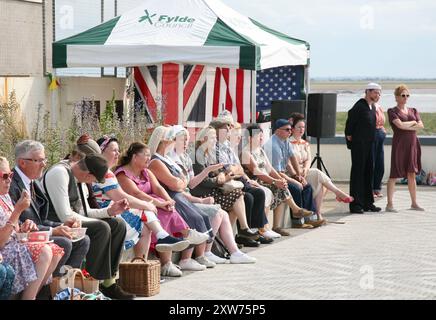 Eine lange Reihe von Menschen im Mussel Tank, Lytham St Annes, Lancashire, Großbritannien, Europa während des Kriegsfestes 2024 Stockfoto