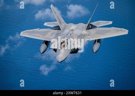 Die F-22 Raptoren der US Air Force, die der 27th Expeditionary Fighter Squadron und der philippinischen Luftwaffe FA-50PH zugeordnet sind, führen gemeinsame Kampfflugzeuge durch Stockfoto