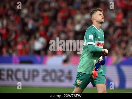 Leverkusen, Deutschland. August 2024. Fußball, DFL Supercup, Finale, Bayer Leverkusen - VfB Stuttgart, BayArena: Stuttgarter Torhüter Alexander Nübel zieht seine Handschuhe aus. Quelle: Bernd Thissen/dpa/Alamy Live News Stockfoto
