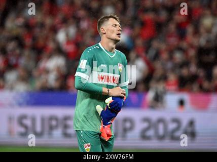 Leverkusen, Deutschland. August 2024. Fußball, DFL Supercup, Finale, Bayer Leverkusen - VfB Stuttgart, BayArena: Stuttgarter Torhüter Alexander Nübel zieht seine Handschuhe aus. Quelle: Bernd Thissen/dpa/Alamy Live News Stockfoto