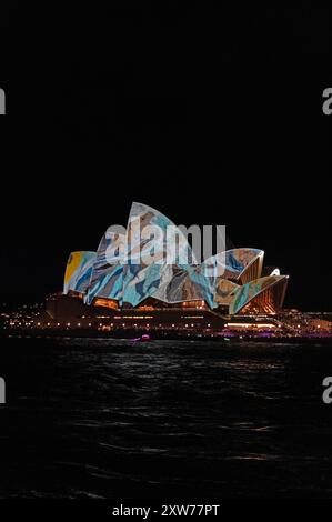 Eines der Wahrzeichen Sydneys ist das Opernhaus, das mit bewegten Bildern der Kunst der Aborigines mit lazar-Lichtern im Rahmen des jährlichen Vividsidney Light fe gefüllt ist Stockfoto