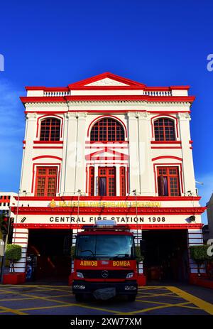 Feuerwehrauto parkte vor der zentralen Feuerwache in Georgetown, Penang, Malaysia. Denkmalgeschütztes Gebäude in einem Weltkulturerbe. Stockfoto