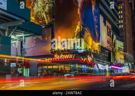 Nachtsicht auf Manhattan mit Lichttastern von vorbeifahrenden Autoscheinwerfern, die verschwommene, streifenförmige Effekte erzeugen. New York. USA. Stockfoto