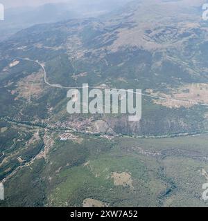 Panoramablick aus der Luft, von einem Segelflugzeug aus, mit Camarda Dorf und Autobahn auf den Hügeln im Hintergrund, von Westen im hellen Sommerlicht aufgenommen, A Stockfoto