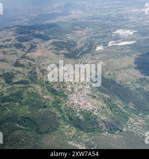 Panoramablick aus der Luft, von einem Segelflugzeug aus, mit dem Dorf Filetto, aufgenommen von Norden im hellen Sommerlicht, Apennin, L'Aquila, Abruzzen, Italien Stockfoto