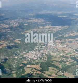 Panoramablick aus der Luft, von einem Segelflugzeug aus, mit der historischen kleinen Stadt Cascia, aufgenommen von Südwesten im hellen Sommerlicht, Apennin, Peru Stockfoto