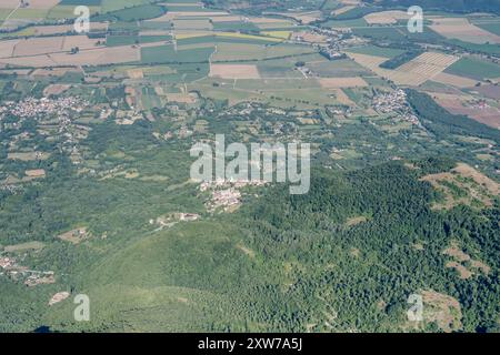 Luftbild der Stadt, von einem Segelflugzeug aus, mit dem historischen Dorf Greccio, von Westen aus im hellen Sommerlicht aufgenommen, Apennin, Rieti, Latium, Italien Stockfoto