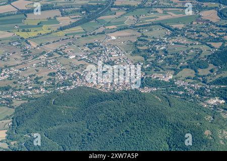 Luftbild der Stadt, von einem Segelflugzeug aus, mit dem historischen Dorf Contigliano, von Westen im hellen Sommerlicht, Apennin, Rieti, Latium, Ital Stockfoto