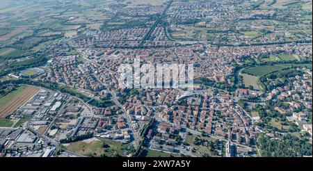 Panoramablick aus der Luft, von einem Segelflugzeug aus, mit historischem Stadtzentrum von Rieti Stadt, aufgenommen von Süden im hellen Sommerlicht, Apennin, Rieti, Stockfoto