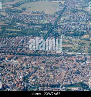 Luftbild der Stadt, von einem Segelflugzeug aus, mit der historischen Stadt Rieti und ihrem Flugplatz, von Süden im hellen Sommerlicht aufgenommen, Apennin, Rieti, Latium, Stockfoto