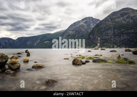 Blick auf den Eidfjord, einen Fjord in Norwegen. Stockfoto