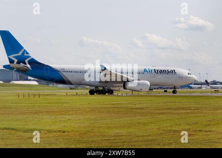 Air Transat Airbus A330 auf dem Asphalt am Montréal-Pierre Elliott Trudeau International Airport, Dorval, Quebec, Kanada Stockfoto