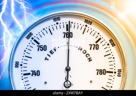 Wetterwechsel im Sommer, schwere Gewitter möglich, Barometer steht auf veränderlich, August 2024 Deutschland, August 2024, Barometer steht auf veränderlich, Wetterwechsel, der Zeiger des Luftdruckmessers steht zwischen hoch unf tief, Sonnenschein oder Gewitter mit Starkregen möglich, Unwetter drohen, Metereologie, Klima, veränderlich, Hitzewelle, Hochsommer, Sommerwetter, Sommer, Bayern, *** Wetterwechsel im Sommer, starke Gewitter möglich, Barometer ist auf variabel eingestellt, August 2024 Deutschland, August 2024, Barometer auf variabel eingestellt, Wetterwechsel, Manometerzeiger liegt zwischen Hi Stockfoto