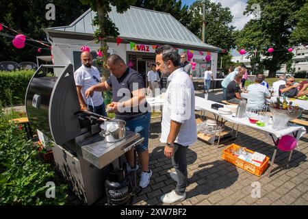 Tag der Trinkhallen im Ruhrgebiet. 17.08.2024, EU, DEU, Deutschland, Nordrhein-Westfalen, Essen: 2021 werden die Trinkhallen des Ruhrgebiets zum immateriellen Kulturerbe erklärt. Deshalb fand zum vierten Mal der Tag der Trinkhallen in 25 Ruhrgebitsstätten statt. An sogenannten Programmbuden fanden kulturelle Veranstaltungen statt die von der Ruhr Tourismus GmbH organisiert und finanziert wird. Büdchen Bredeneyer Treff an der Bredeneyer Straße 168. EU, DEU, Deutschland, Nordrhein-Westfalen, Essen: 2021 die Trinkhallen des Ruhrgebiets wurden zum immateriellen Kulturerbe erklärt. Aus diesem Grund ist das D Stockfoto