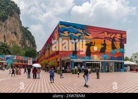 Ein Bild der farbenfrohen Gebäude in der Nähe des Eingangs zum Batu Caves Complex. Stockfoto