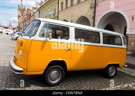 Klassisches altes Veteranenauto Vintage Retro VW Transporter T2 Wohnmobil Stockfoto