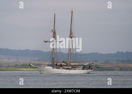 HMS Falken wurde auf dem Weg zu einem Besuch in London, vorbei an Gravesend in Kent, vorgestellt. Der 34,4 Meter lange schwedische Gaff-Schoner wurde 1947 gebaut Stockfoto