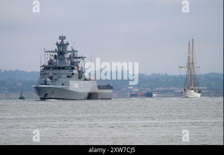 Die deutsche Marine Corvette FGS Braunschweig ist auf dem Weg nach London und wird neben der HMS Belfast ankern. Das 89,12 Meter lange Kriegsschiff wurde in Dienst gestellt Stockfoto