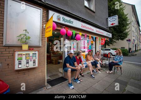 Tag der Trinkhallen im Ruhrgebiet. 17.08.2024, EU, DEU, Deutschland, Nordrhein-Westfalen, Essen: 2021 werden die Trinkhallen des Ruhrgebiets zum immateriellen Kulturerbe erklärt. Deshalb fand zum vierten Mal der Tag der Trinkhallen in 25 Ruhrgebietsstätten statt. An sogenannten Programmbuden fanden kulturelle Veranstaltungen statt die von der Ruhr Tourismus GmbH organisiert und finanziert wird. Kiosk 24 Nagelstraße 1. EU, DEU, Deutschland, Nordrhein-Westfalen, Essen: 2021 die Trinkhallen des Ruhrgebiets wurden zum immateriellen Kulturerbe erklärt. Deshalb nahm der Tag der Trinkhallen Stockfoto