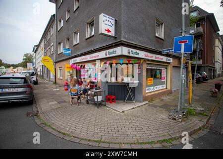 Tag der Trinkhallen im Ruhrgebiet. 17.08.2024, EU, DEU, Deutschland, Nordrhein-Westfalen, Essen: 2021 werden die Trinkhallen des Ruhrgebiets zum immateriellen Kulturerbe erklärt. Deshalb fand zum vierten Mal der Tag der Trinkhallen in 25 Ruhrgebietsstätten statt. An sogenannten Programmbuden fanden kulturelle Veranstaltungen statt die von der Ruhr Tourismus GmbH organisiert und finanziert wird. Kiosk 24 Nagelstraße 1. EU, DEU, Deutschland, Nordrhein-Westfalen, Essen: 2021 die Trinkhallen des Ruhrgebiets wurden zum immateriellen Kulturerbe erklärt. Deshalb nahm der Tag der Trinkhallen Stockfoto