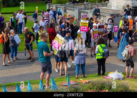 Bournemouth, Dorset, Großbritannien. August 2024. Anti-Einwanderungs-Demonstranten halten in Bournemouth friedlichen Protest "nehmen Sie unser Land zurück". Gegenprotestierende organisierten gleichzeitig ihren eigenen Protest als Reaktion auf den rechtsextremen Protest. Zusätzliche Polizeiressourcen aus dem ganzen Land wurden bereitgestellt, wobei die Polizei zusätzliche Befugnisse erhielt, angesichts der Gewalt und des Schadens, den sie im ganzen Vereinigten Königreich für ähnliche Proteste und Unruhen zu beobachten hatte. Quelle: Carolyn Jenkins/Alamy Live News Stockfoto