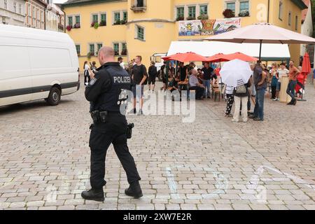 Apolda, Deutschland. August 2024. Ein Polizist steht auf dem Marktplatz während einer linken Demonstration gegen eine AfD-Wahlkundgebung in Thüringen. Am 1. September 2024 wird in Thüringen ein neuer landtag gewählt. Quelle: Bodo Schackow/dpa/Alamy Live News Stockfoto