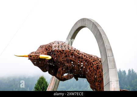 Red Bull Ring, Spielberg, Österreich. August 2024. 2024 MotoGP of Austria, Renntag; Bucking Bull Statue vor dem Hauptrennen Credit: Action Plus Sports/Alamy Live News Stockfoto