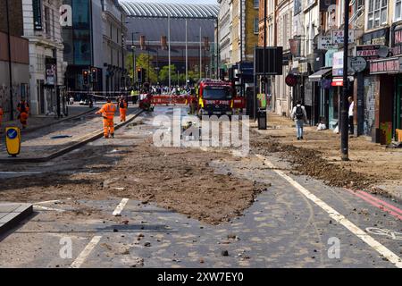 London, England, Großbritannien. August 2024. Nach einem Sturz der Wasserleitung verursachte eine Überschwemmung in der Nähe des Bahnhofs King's Cross. (Kreditbild: © Vuk Valcic/ZUMA Press Wire) NUR REDAKTIONELLE VERWENDUNG! Nicht für kommerzielle ZWECKE! Stockfoto