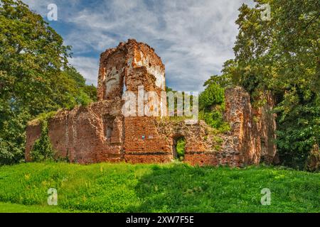 Ruinen der mittelalterlichen Burg aus dem 14. Jahrhundert in Milicz, Tal des Barycz, Woiwodschaft Niederschlesien, Polen Stockfoto
