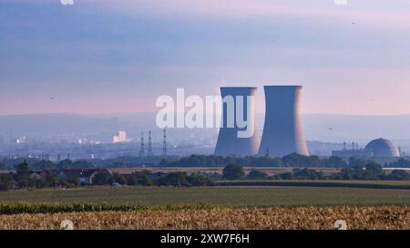 16.08.2024, xblx, AKW Grafenrheinfeld, Sprengung der Kühltürme, emwirt, am 16.08.2024 wurden die beiden Kühltuerme des Kernkraftwerks in Grafenrheinfeld gesprengt. Das Foto zeigt die Anlage in den Stunden vor der Sprengung. Grafenrheinfeld *** 16 08 2024, xblx, AKW Grafenrheinfeld, Sprengung der Kühltürme, emwirt, am 16 08 2024 wurden die beiden Kühltürme des Kernkraftwerks Grafenrheinfeld gesprengt das Foto zeigt die Anlage in den Stunden vor der Sprengung Grafenrheinfeld Stockfoto