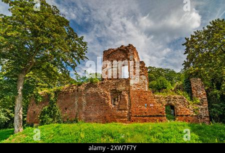 Ruinen der mittelalterlichen Burg aus dem 14. Jahrhundert in Milicz, Tal des Barycz, Woiwodschaft Niederschlesien, Polen Stockfoto