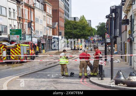 London, England, Großbritannien. August 2024. Nach einem Sturz der Wasserleitung verursachte eine Überschwemmung in der Nähe des Bahnhofs King's Cross. (Kreditbild: © Vuk Valcic/ZUMA Press Wire) NUR REDAKTIONELLE VERWENDUNG! Nicht für kommerzielle ZWECKE! Stockfoto