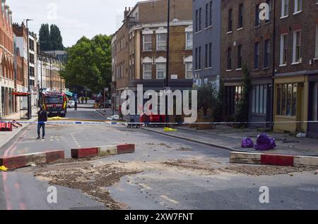 London, Großbritannien. August 2024. Die Rettungsdienste am Tatort nach einer geplatzten Wasserleitung verursachten eine Überschwemmung in der Nähe der Station King's Cross. Quelle: Vuk Valcic/Alamy Live News Stockfoto