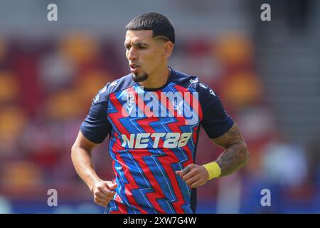 Daniel Muñoz von Crystal Palace wärmt sich vor dem Premier League-Spiel Brentford gegen Crystal Palace im Gtech Community Stadium, London, Großbritannien, 18. August 2024 auf (Foto: Gareth Evans/News Images) Stockfoto